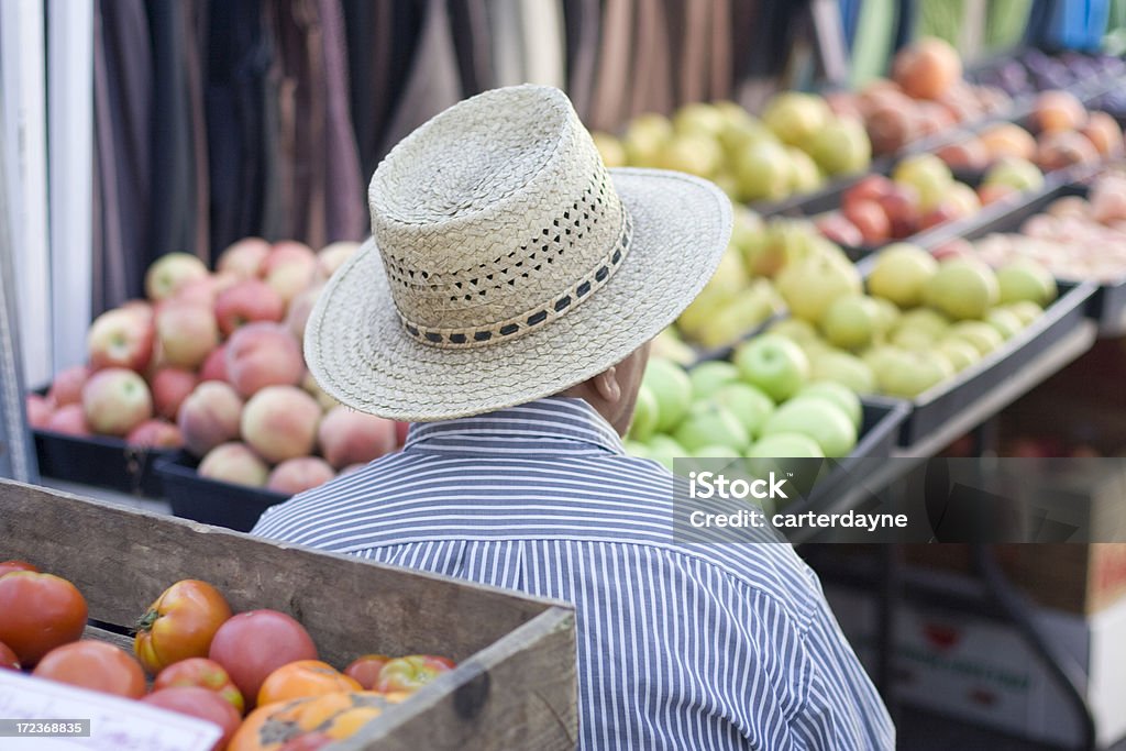 Agricultor vista para suas frutas em um mercado de agricultores - Foto de stock de 2000-2009 royalty-free