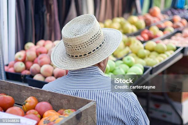 Foto de Agricultor Vista Para Suas Frutas Em Um Mercado De Agricultores e mais fotos de stock de 2000-2009