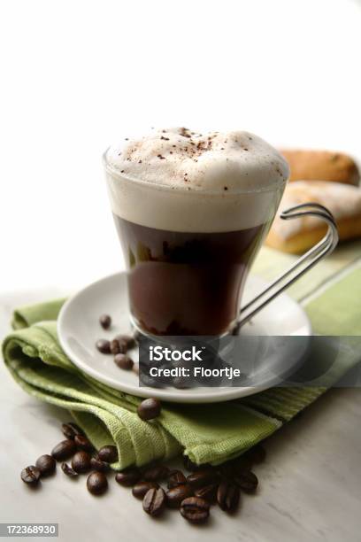 Café Un Capuchino Foto de stock y más banco de imágenes de Asado - Alimento cocinado - Asado - Alimento cocinado, Bebida, Cafeína