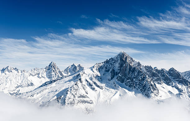 aiguille verte e del massiccio del monte bianco - snow capped mountain peaks foto e immagini stock