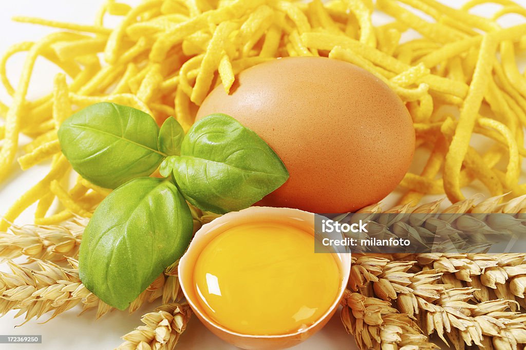 Spaetzle macarrão com ovos crus - Foto de stock de Amarelo royalty-free
