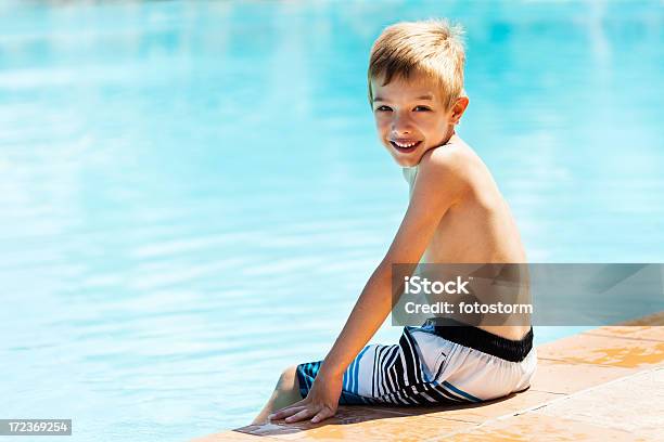 Mały Chłopiec W Basenie - zdjęcia stockowe i więcej obrazów Chłopcy - Chłopcy, 6-7 lat, Basen