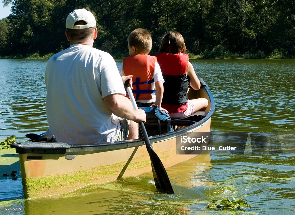 Семейный Кемпинг отдых, папа и детей заниматься греблей на каноэ - Стоковые фото Каноэ роялти-фри