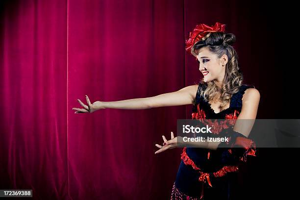 Mostrar Foto de stock y más banco de imágenes de Cancán - Cancán, Francia, Bailar