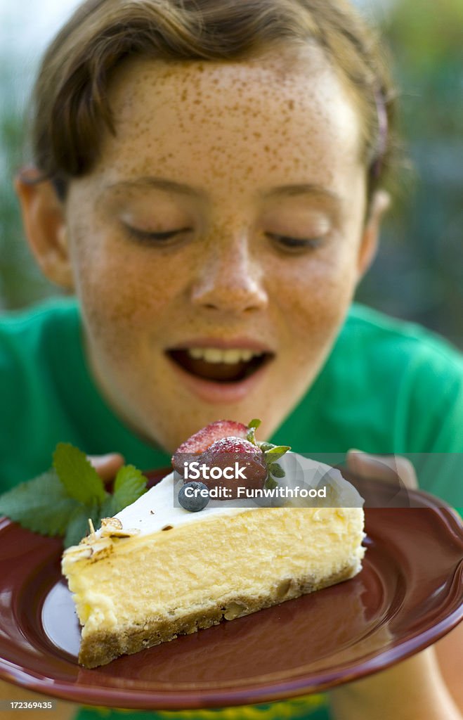 Mädchen Lesen ein Käsekuchen-Dessert mit Beeren - Lizenzfrei Kind Stock-Foto