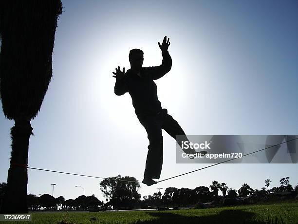 Slackline Mission Bay - Fotografias de stock e mais imagens de Andar na Corda Bamba - Andar na Corda Bamba, Silhueta, Slackline