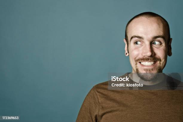 Vedere Attendere - Fotografie stock e altre immagini di Sorridere - Sorridere, Caucasico, Sospetto