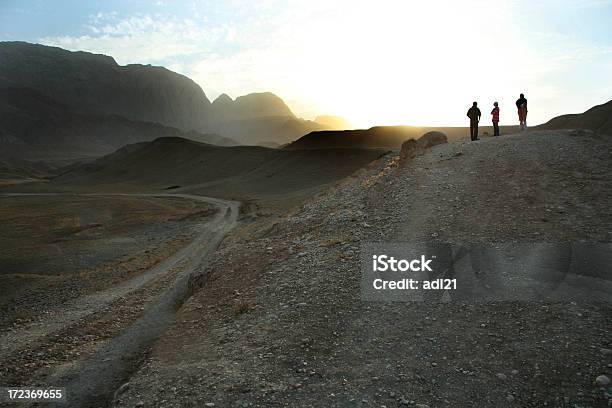 Tres En El Montaje Foto de stock y más banco de imágenes de Paisaje ondulado - Paisaje ondulado, Amistad, Excursionismo