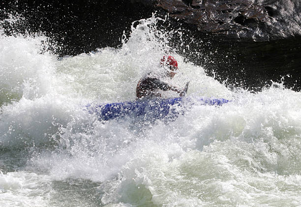 whitewater - white water atlanta kayak rapid kayaking - fotografias e filmes do acervo