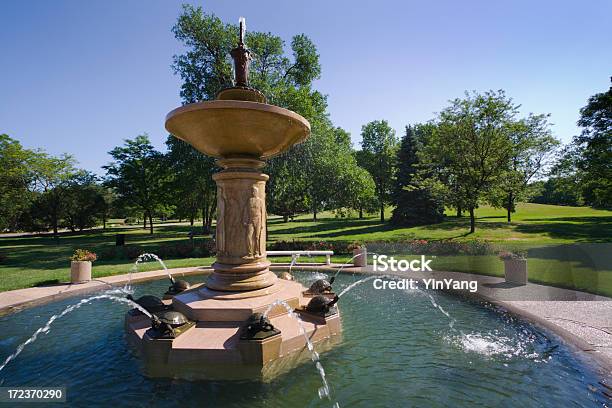 Fontana Nel Giardino - Fotografie stock e altre immagini di Acqua - Acqua, Aiuola, Albero