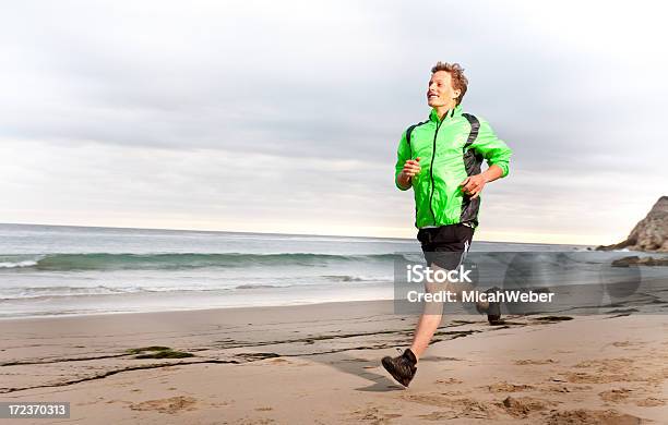 Zdrowy Młody Człowiek Działa Na Plaży - zdjęcia stockowe i więcej obrazów Aktywny tryb życia - Aktywny tryb życia, Biegać, Fotografika