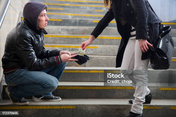 Young Street Beggerbegging На Stairwaywoman Дает Ему Некоторые Наличными — стоковые фотографии и другие картинки Бедность