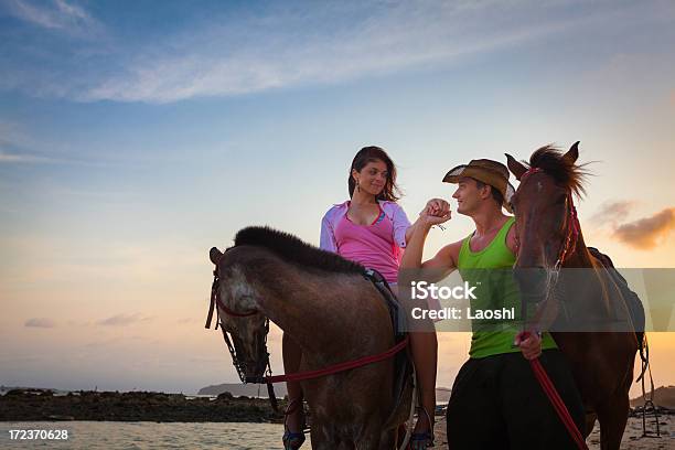 Para Jazda Konna O Zachodzie Słońca - zdjęcia stockowe i więcej obrazów Plaża - Plaża, Jeździć konno, Kobiety