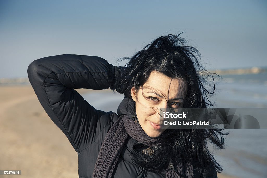 Windy sorriso na praia - Foto de stock de 30 Anos royalty-free