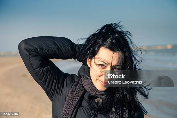 Foto de Windy Sorriso Na Praia e mais fotos de stock de 30 Anos - 30 Anos, 30-34 Anos, Adulto