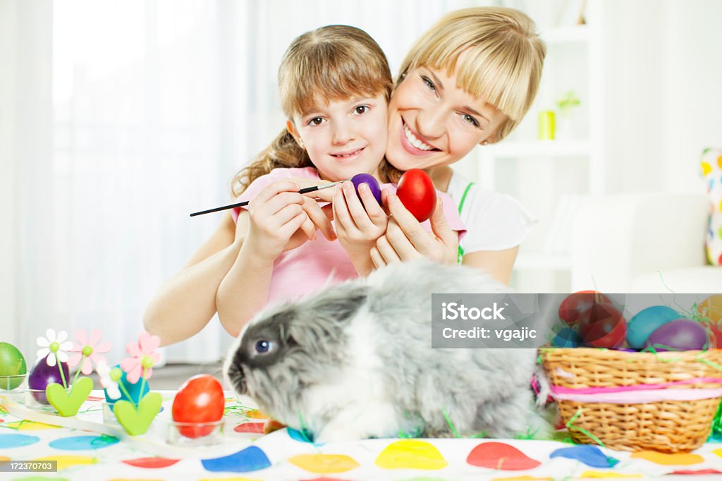 Retrato de familia de Pascua con conejo. - Foto de stock de 25-29 años libre de derechos