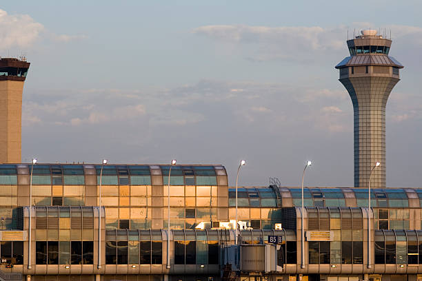aéroport o'hare de chicago, au coucher du soleil - airport usa business ohare airport photos et images de collection