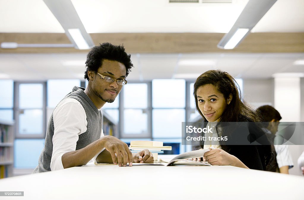 Adolescente estudantes: Estudos da biblioteca - Royalty-free 16-17 Anos Foto de stock