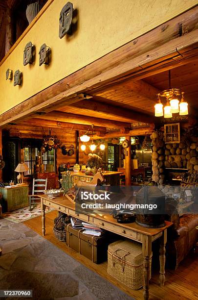 Interior De Casa Cabaña De Registro Foto de stock y más banco de imágenes de Cabaña de madera - Cabaña de madera, Dentro, Interior