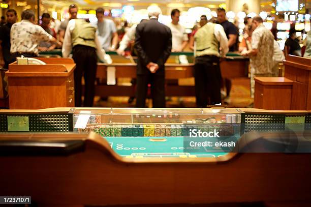 Foto de Mesa De Dados Em Ação e mais fotos de stock de Cassino - Cassino, Mesa - Mobília, Lance de Azar