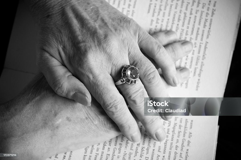 Ręce stara kobieta - Zbiór zdjęć royalty-free (Diament)