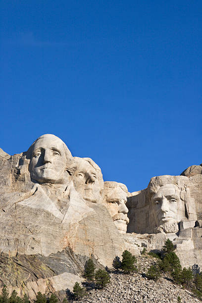 monumento nacional del monte rushmore, una escultura de presidentes estadounidenses las montañas - mt rushmore national monument president george washington mountain fotografías e imágenes de stock