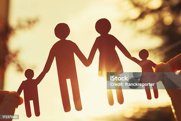 Szczęśliwy Papier Lalki Rodziny W Ręka Człowieka - zdjęcia stockowe i więcej obrazów Rodzina - Rodzina, Papier, Łańcuch z papieru