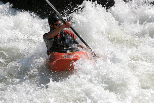 lone piragüista - kayaking white water atlanta river nature fotografías e imágenes de stock