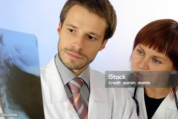 Foto de Dois Jovens Médicos Examinando Raios X Estagiário São Imagem Foto De Estúdio e mais fotos de stock de Adulto