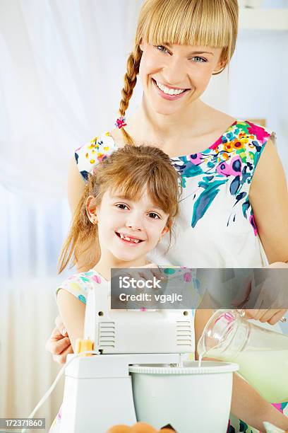 Madre E Hija En La Cocina Foto de stock y más banco de imágenes de 25-29 años - 25-29 años, 6-7 años, Adulto