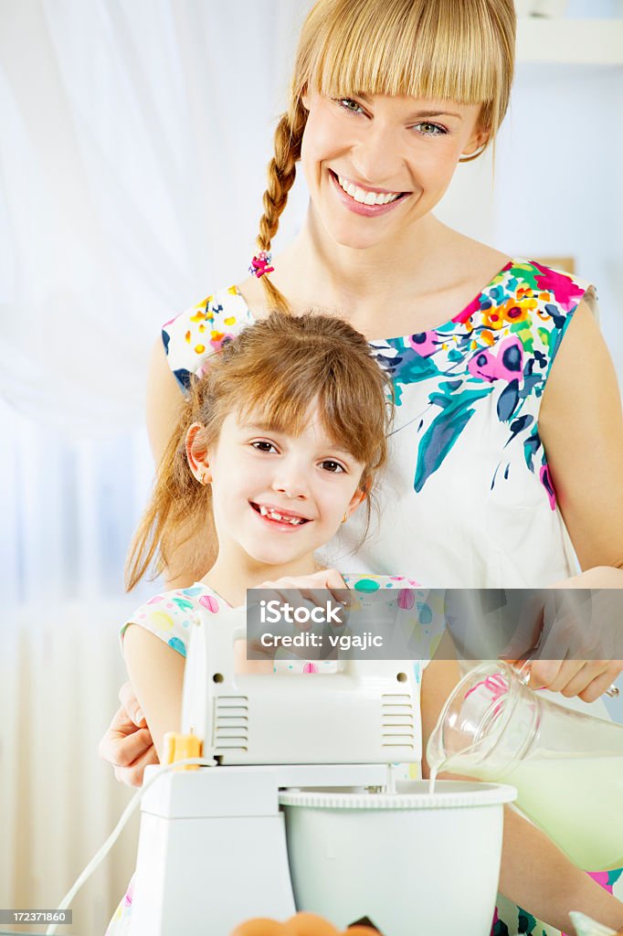 Mãe e filha na cozinha - Royalty-free 25-29 Anos Foto de stock