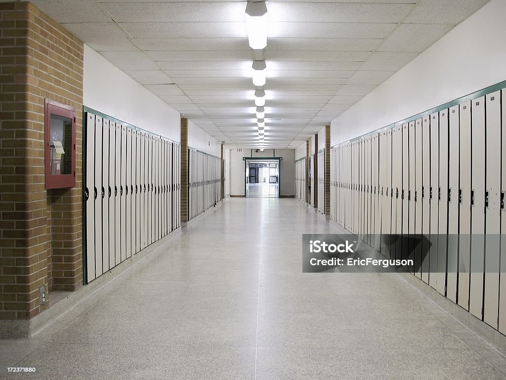 Hall de la escuela secundaria - Foto de stock de Ausencia libre de derechos