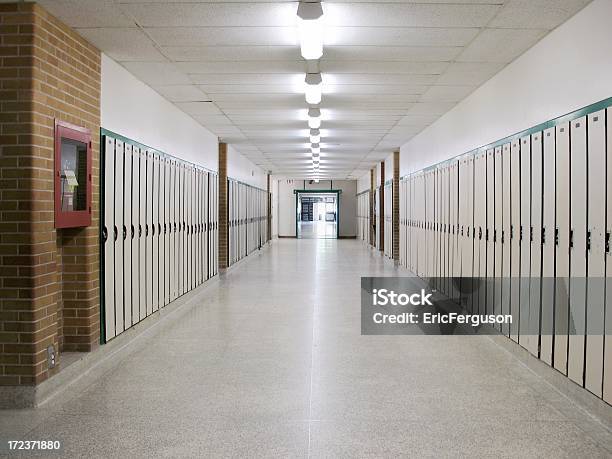 Hall De La Escuela Secundaria Foto de stock y más banco de imágenes de Ausencia - Ausencia, Bloque de Oficinas, Edificio de escuela secundaria