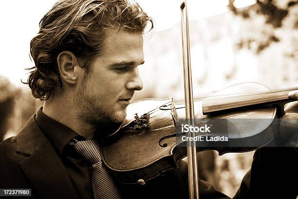 Foto de Violinistas e mais fotos de stock de 25-30 Anos - 25-30 Anos, 30-34 Anos, Adulto
