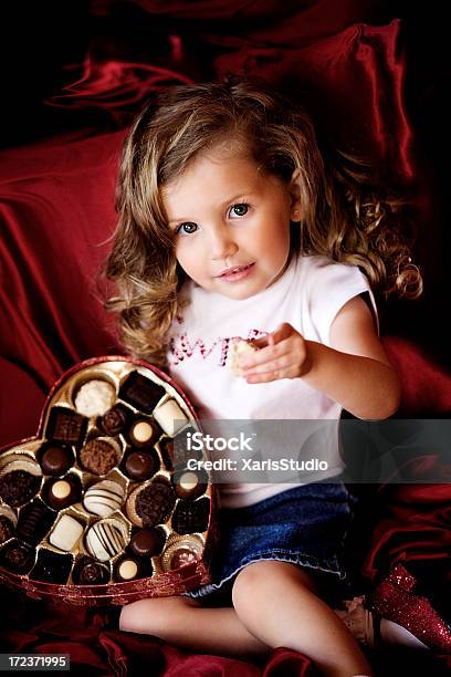 Ragazza Con Cioccolatini - Fotografie stock e altre immagini di Amore - Amore, Bambine femmine, Bambino