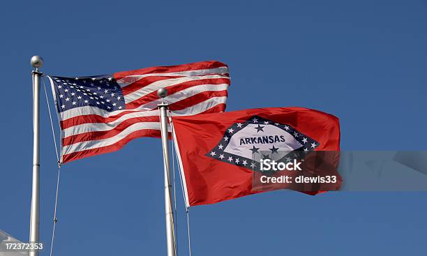 Flagi Usa I Stan Arkansas - zdjęcia stockowe i więcej obrazów Flaga stanowa Arkansas - Flaga stanowa Arkansas, Amerykańska flaga, Bez ludzi