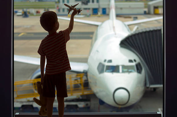 jeune garçon et airliner - aspirations pilot child airplane photos et images de collection