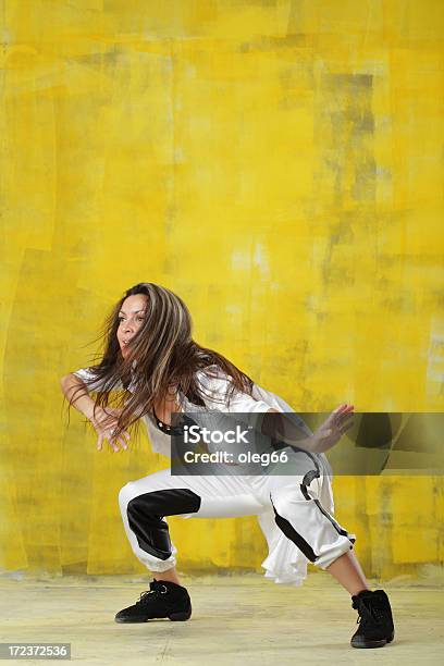 Baile Baile Moderno Foto de stock y más banco de imágenes de Dar una patada - Dar una patada, 18-19 años, 20-24 años