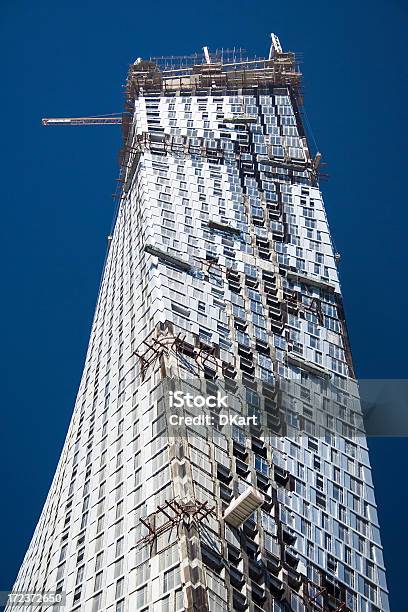 Alta Del Edificio Foto de stock y más banco de imágenes de Aire libre - Aire libre, Anochecer, Azul