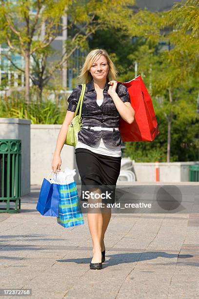 Centro De Compras A Estilos De Vida Feliz Foto de stock y más banco de imágenes de 20 a 29 años - 20 a 29 años, Adolescencia, Adulto