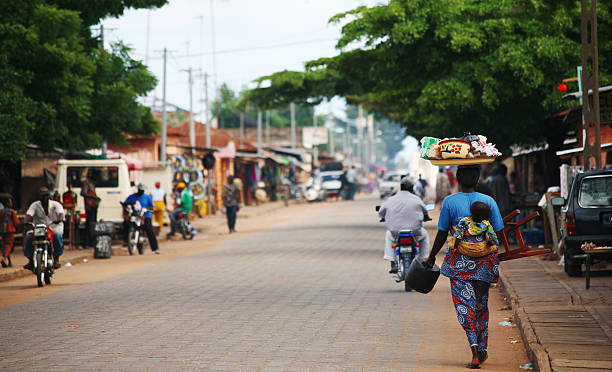 африканский street scene - women walking shopping street стоковые фото и изображения