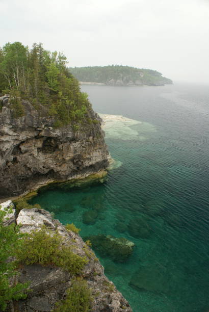 littoral de la péninsule bruce - baie georgienne photos et images de collection