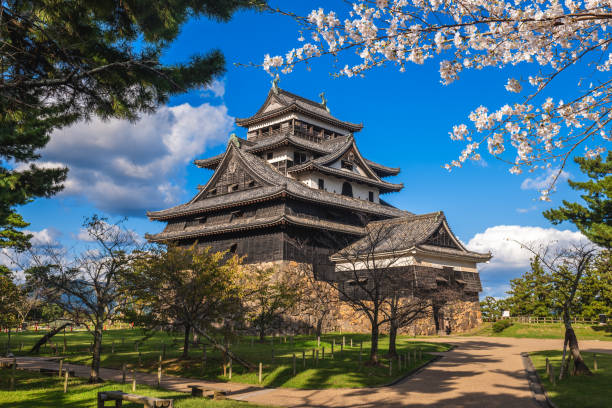 hauptfried der burg matsue in der stadt matsue, shimane, japan - feudalism stock-fotos und bilder