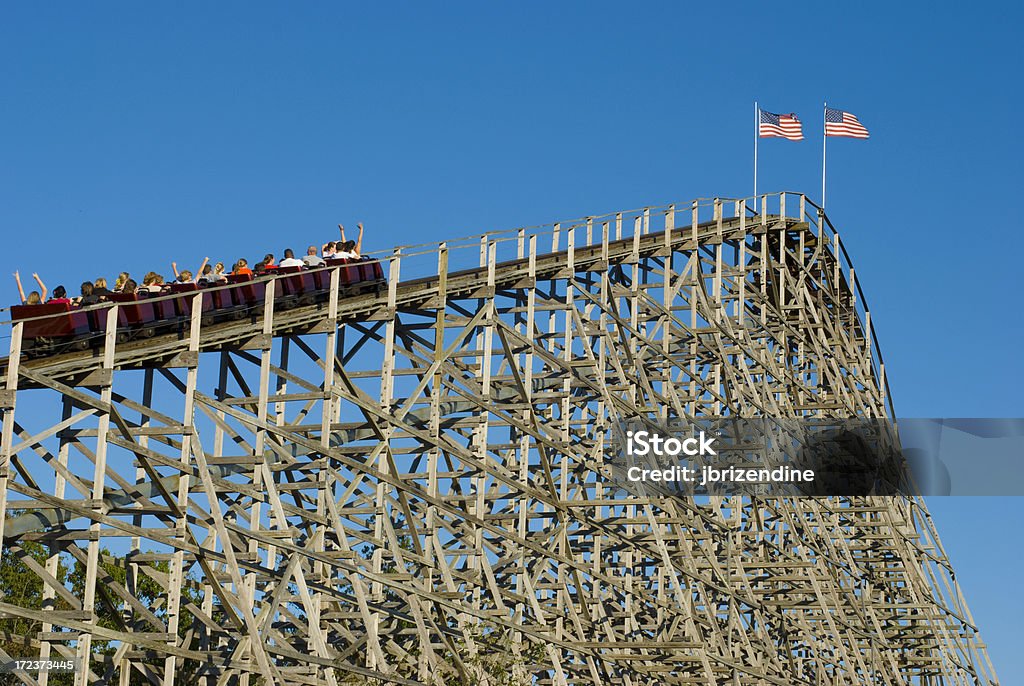 Montaña rusa de madera 1 - Foto de stock de Montaña rusa libre de derechos