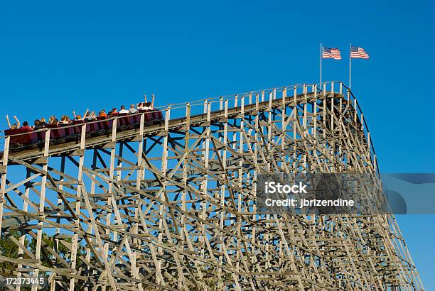 Montaña Rusa De Madera 1 Foto de stock y más banco de imágenes de Montaña rusa - Montaña rusa, En lo alto - Posición descriptiva, Alto - Descripción física