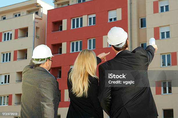 Los Empresarios En Solar De Construcción Foto de stock y más banco de imágenes de Accesorio de cabeza - Accesorio de cabeza, Actividad, Adulto