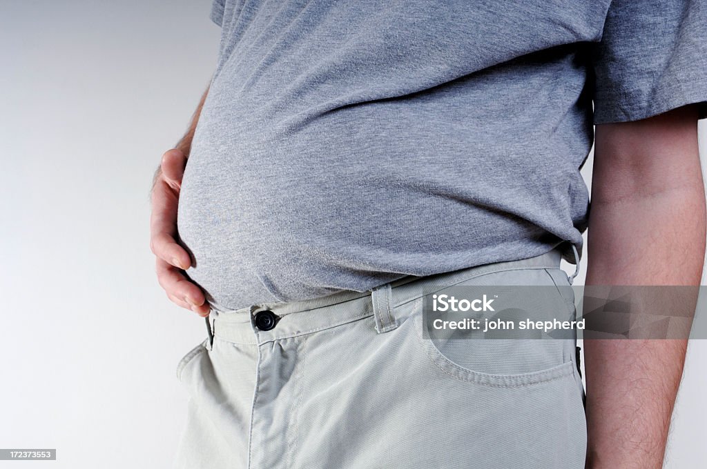 Лишний вес мужчина держит Большой живот - Стоковые фото Большой живот роялти-фри