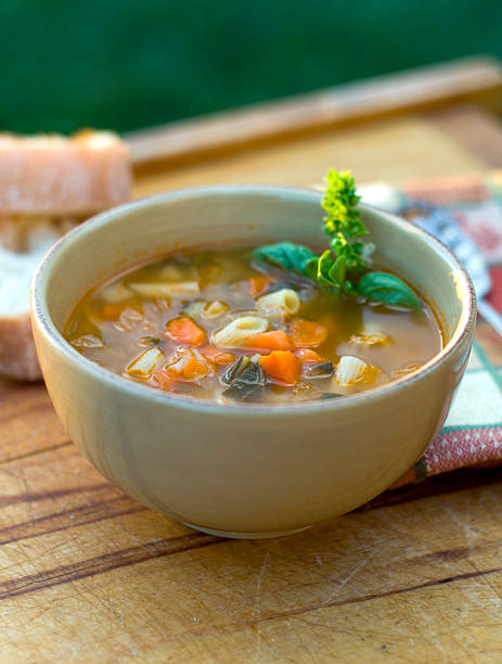 plato de sopa el minestrón italiana, invierno de fideos vegetarianas estofado de verduras - sopa de verduras fotografías e imágenes de stock