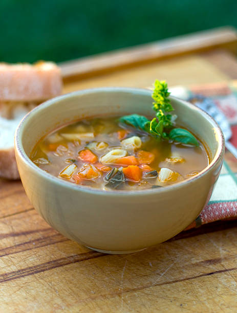 ciotola di zuppa di minestrone italiano, inverno vegetariano verdura zuppa di tagliolini - minestrone foto e immagini stock