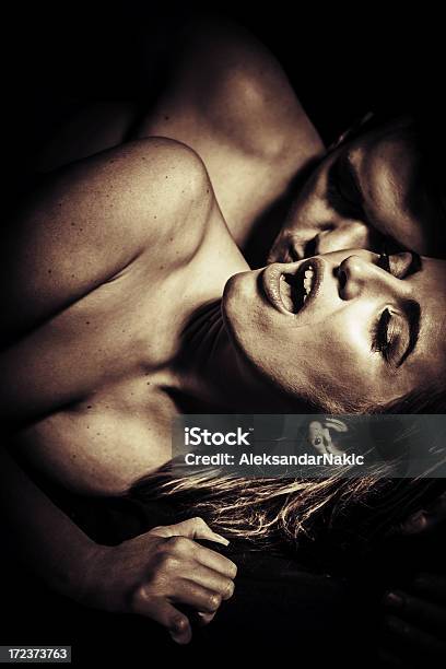 Passione - Fotografie stock e altre immagini di Donne - Donne, Orgasmo, A petto nudo